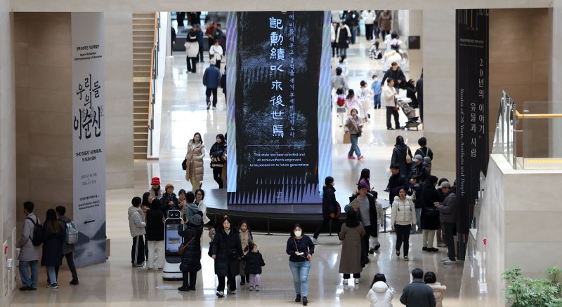 [서울=뉴시스] 김선웅 기자 = 14일 서울 용산구 국립중앙박물관에서 방문 600만 명 돌파 이후 첫 주말을 맞아 관람객들이 박물관 내부를 관람하고 있다.국립중앙박물관은 지난 12월 11일 오후 2시 기준으로 1945년 개관 이후 79년 만에 연간 관람객 600만 명을 돌파하고 루브르, 바티칸, 영국박물관에 이어 세계 4위 방문객 수를 기록했다고 밝혔다. 2025.12.14. mangusta@newsis.com