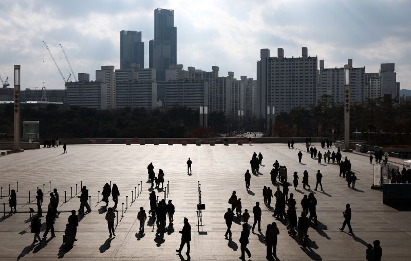 [서울=뉴시스] 김선웅 기자 = 14일 서울 용산구 국립중앙박물관에서 방문 600만 명 돌파 이후 첫 주말을 맞아 관람객들이 내부로 입장하고 있다.국립중앙박물관은 지난 12월 11일 오후 2시 기준으로 1945년 개관 이후 79년 만에 연간 관람객 600만 명을 돌파하고 루브르, 바티칸, 영국박물관에 이어 세계 4위 방문객 수를 기록했다고 밝혔다. 2025.12.14. mangusta@newsis.com