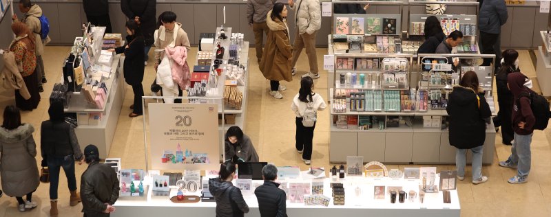 [서울=뉴시스] 김선웅 기자 = 14일 서울 용산구 국립중앙박물관에서 방문 600만 명 돌파 이후 첫 주말을 맞아 관람객들이 기념품 샵을 둘러보고 있다.국립중앙박물관은 지난 12월 11일 오후 2시 기준으로 1945년 개관 이후 79년 만에 연간 관람객 600만 명을 돌파하고 루브르, 바티칸, 영국박물관에 이어 세계 4위 방문객 수를 기록했다고 밝혔다. 2025.12.14. mangusta@newsis.com