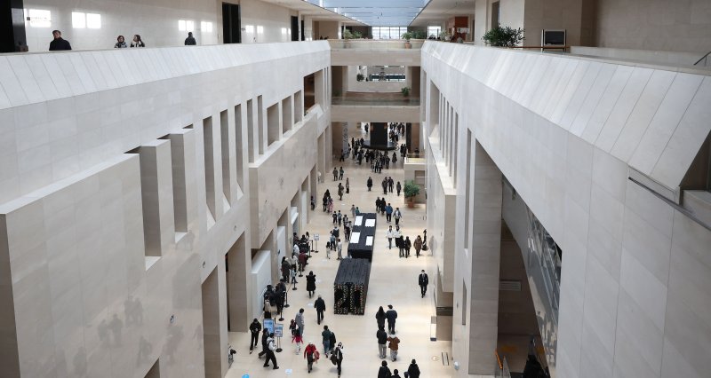 [서울=뉴시스] 김선웅 기자 = 14일 서울 용산구 국립중앙박물관에서 방문 600만 명 돌파 이후 첫 주말을 맞아 관람객들이 내부로 입장하고 있다. 국립중앙박물관은 지난 12월 11일 오후 2시 기준으로 1945년 개관 이후 79년 만에 연간 관람객 600만 명을 돌파하고 루브르, 바티칸, 영국박물관에 이어 세계 4위 방문객 수를 기록했다고 밝혔다. 2025.12.14. mangusta@newsis.com