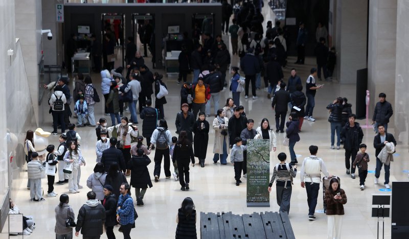 [서울=뉴시스] 김선웅 기자 = 14일 서울 용산구 국립중앙박물관에서 방문 600만 명 돌파 이후 첫 주말을 맞아 관람객들이 박물관 내부를 관람하고 있다.국립중앙박물관은 지난 12월 11일 오후 2시 기준으로 1945년 개관 이후 79년 만에 연간 관람객 600만 명을 돌파하고 루브르, 바티칸, 영국박물관에 이어 세계 4위 방문객 수를 기록했다고 밝혔다. 2025.12.14. mangusta@newsis.com