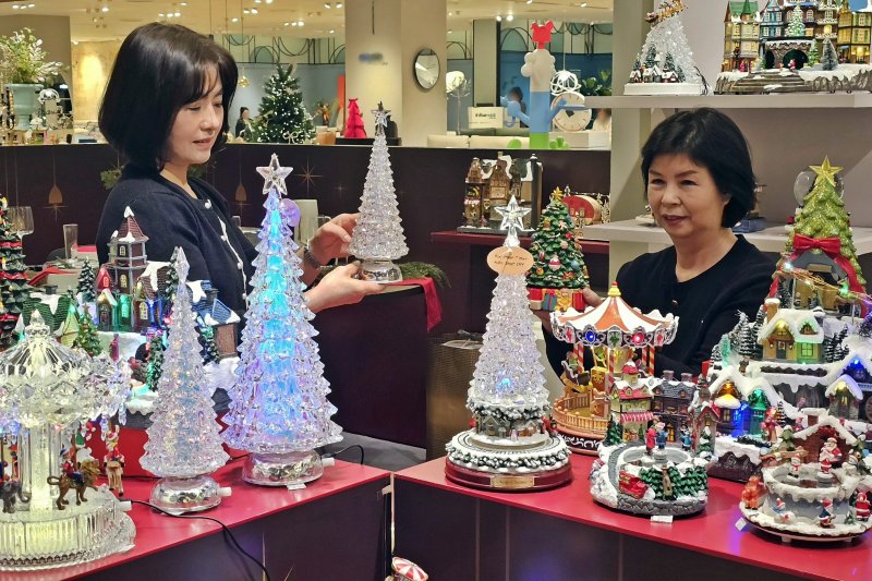 신세계백화점 센텀시티 관계자들이 크리스마스 소품을 소개하고 있다.(신세계센텀시티 제공 .재판매 및 DB 금지)