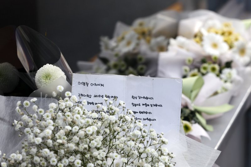 14일 오전 서울 성북구 안암동 영철버거 앞에 영철버거 대표 이영철 씨의 별세 소식을 추모하는 편지와 꽃이 놓여져 있다. '고려대 명물'로 통하는 '영철버거' 대표 이 씨는 지난 13일 별세했다. 향년 58세. 고인은 암 투병 중이었던 것으로 알려졌다. 지난 2000년 고려대 앞에서 리어카 노점으로 장사를 시작한 이 씨는 호주머니 사정이 어려운 학생들을 위해 값싼 한 끼를 만들어 왔다. 2025.12.14/뉴스1 ⓒ News1 황기선 기자