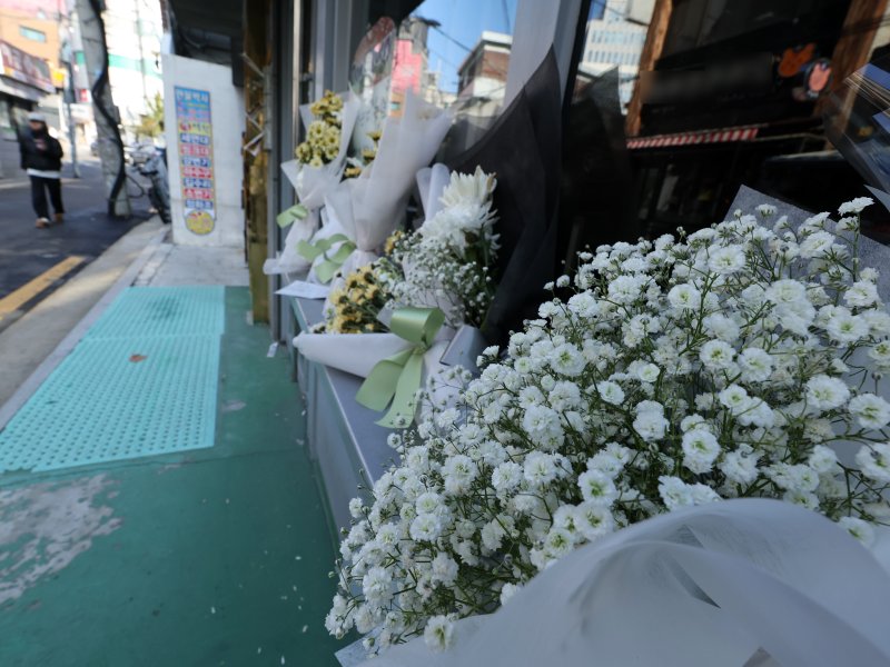 14일 오전 서울 성북구 안암동 영철버거 앞에 영철버거 대표 이영철 씨의 별세 소식을 추모하는 꽃이 놓여져 있다. 2025.12.14/뉴스1 ⓒ News1 황기선 기자