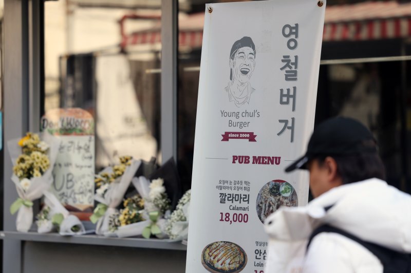 14일 오전 서울 성북구 안암동 영철버거 앞에 영철버거 대표 이영철 씨의 별세 소식을 추모하는 꽃이 놓여져 있다. 2025.12.14/뉴스1 ⓒ News1 황기선 기자