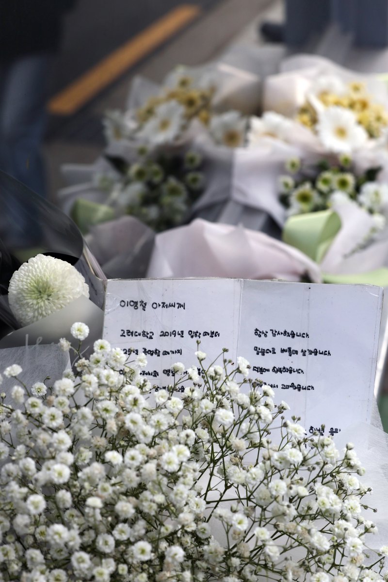 14일 오전 서울 성북구 안암동 영철버거 앞에 영철버거 대표 이영철 씨의 별세 소식을 추모하는 편지와 꽃이 놓여져 있다. 2025.12.14/뉴스1 ⓒ News1 황기선 기자