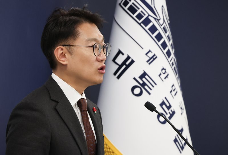 김남준 대통령실 대변인이 14일 서울 용산 대통령실 청사에서 정부 부처 업무보고 관련 브리핑을 하고 있다. 2025.12.14/뉴스1 ⓒ News1 허경 기자