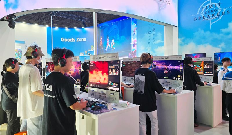 지난 9월 25~28일 일본 도쿄에서 열리는 '도쿄게임쇼 2025' 엔씨소프트 부스에서 삼성디스플레이의 QD-OLED가 탑재된 HP의 게이밍 모니터를 체험하고 있는 관람객의 모습. 삼성디스플레이 제공