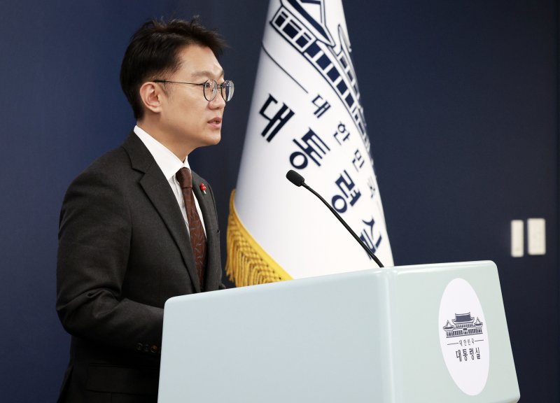 [서울=뉴시스] 고범준 기자 = 김남준 대변인이 14일 서울 용산 대통령실 청사에서 1~2일차 업무보고 관련 브리핑을 하고 있다. 2025.12.14. bjko@newsis.com