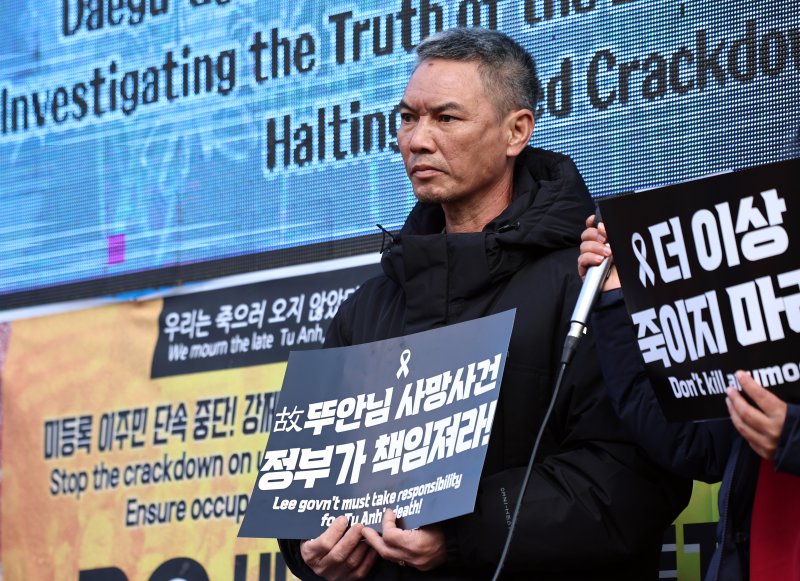 14일 오후 서울역 앞 광장에서 고(故) 뚜안 씨의 아버지 부반숭 씨가 뚜안의 사망사고에 대한 책임을 정부에 촉구하고 있다. 대구의 한 공장에서 일하던 20대 베트남 청년 뚜안 씨는 지난 10월 불법 체류 외국인 단속을 피해 숨어 있다가 추락사한 것으로 알려졌다. 2025.12.14/뉴스1 ⓒ News1 구윤성 기자