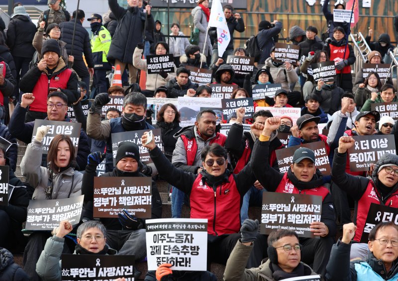 [서울=뉴시스] 이영환 기자 = 14일 오후 서울 용산구 서울역 앞에서 열린 2025 세계 이주노동자의 날 기념 전국이주노동자대회에서 참석자들이 구호를 외치고 있다. 2025.12.14. 20hwan@newsis.com