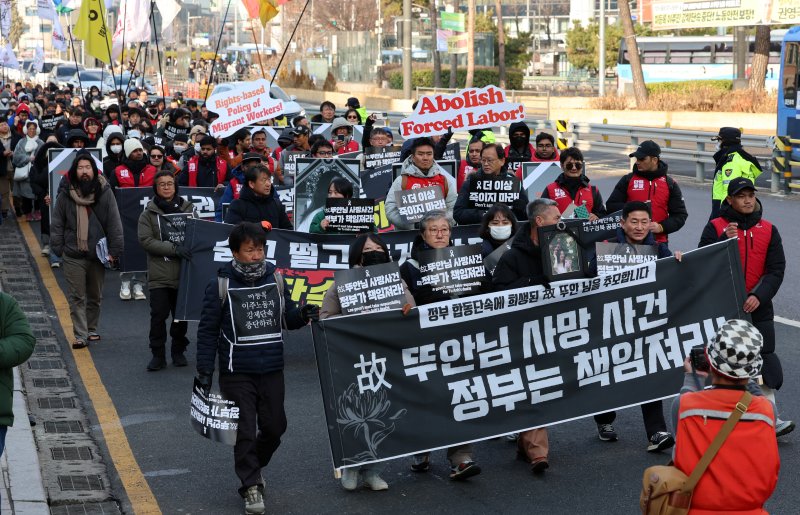 [서울=뉴시스] 이영환 기자 = 14일 오후 서울 용산구 서울역 앞에서 열린 2025 세계 이주노동자의 날 기념 전국이주노동자대회에서 참석자들이 대회를 마친 후 대통령실 방향으로 행진하고 있다. 2025.12.14. 20hwan@newsis.com