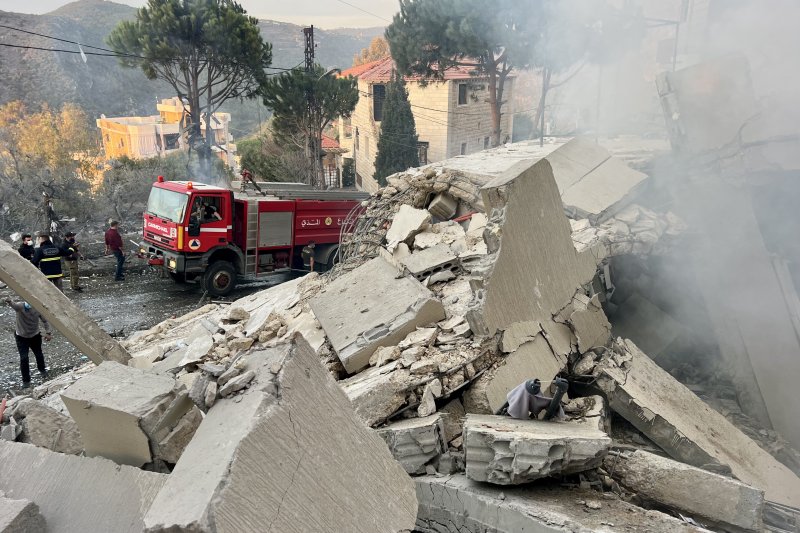 [즈바=신화/뉴시스] 4일(현지 시간) 레바논 남부 즈바에서 소방관들이 이스라엘 공습으로 파괴된 건물 잔해 주변에 모여 있다. 현지 당국은 이스라엘군이 이날 오후 남부 4개 도시 건물을 공습해 건물 4채가 파괴되고 인근 주택 약 20채가 피해를 입었다고 밝혔다. 2025.12.05.