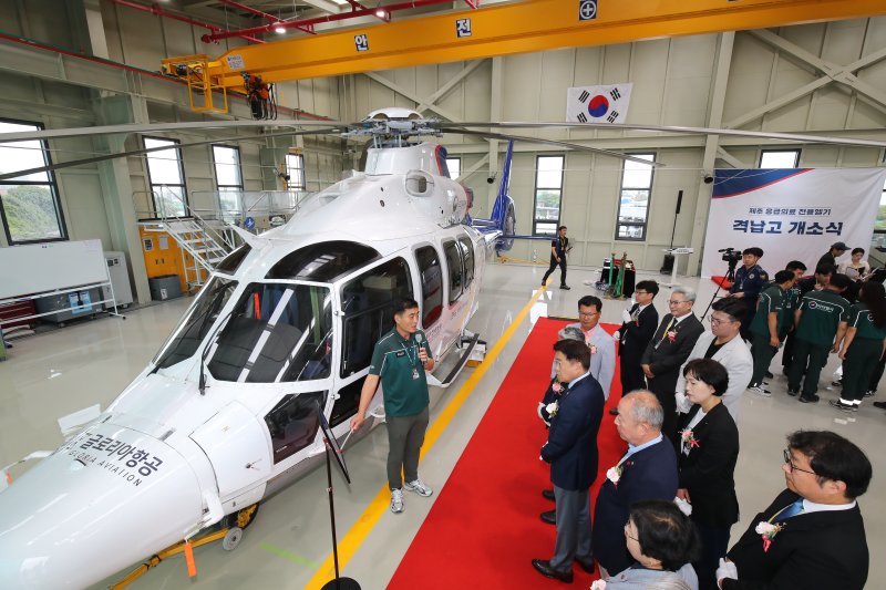 [제주=뉴시스] 우장호 기자 = 16일 제주국제공항 내 응급의료전용헬기 격납고에서 열린 '제주 응급의료전용헬기 격납고 개소식'에서 참석자들이 기장으로부터 헬기 제원에 대한 설명을 듣고 있다. 2025.06.16. woo1223@newsis.com