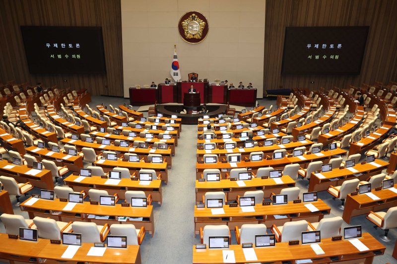 [서울=뉴시스] 조성봉 기자 = 서범수 국민의힘 의원이 13일 오후 서울 여의도 국회에서 열린 본회의에서 경찰관직무집행법 일부개정법률안에 대한 무제한토론(필리버스터)을 하고 있는 가운데 의원들의 빈자리가 눈에 띄고 있다. 2025.12.13. suncho21@newsis.com