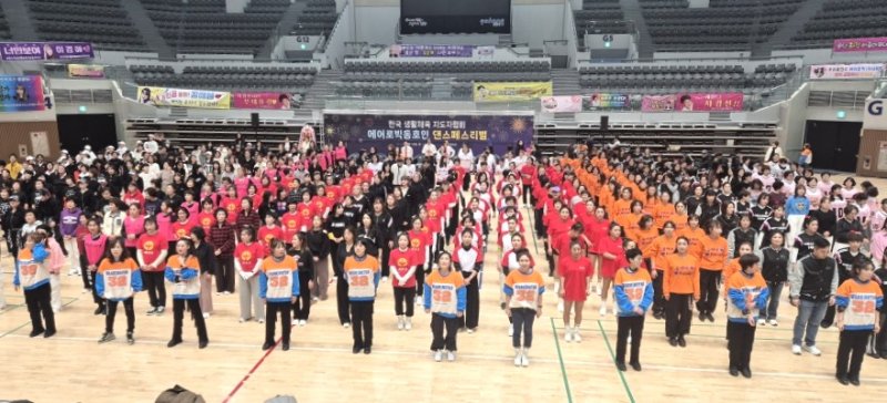 [포항=뉴시스] 송종욱 기자 = 포항 지역 에어로빅 동호인 댄스 페스티벌 개회식. 2025.12.14. photo@newsis.com