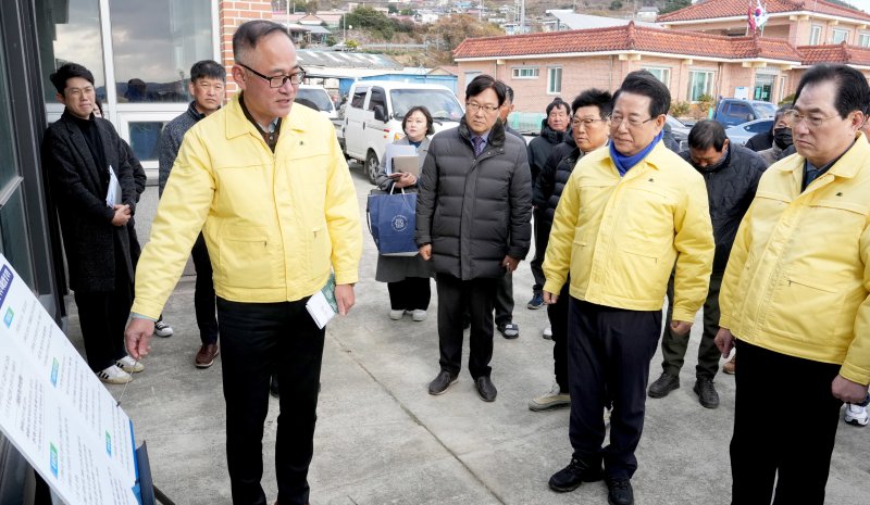 김영록 전라남도지사가 14일 완도군 약산면 득암리에서 완도 미역 양식장 피해 현황 및 건의사항을 청취하고 있다.(전남도 제공. 재판매 및 DB금지) 2025.12.14/뉴스1