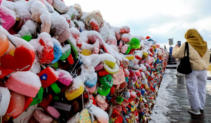 지난 밤 내린 눈이 쌓인 14일 서울 용산구 남산공원을 찾은 시민들이 겨울풍경을 만끽하고 있다. 2025.12.14/뉴스1 ⓒ News1 이호윤 기자