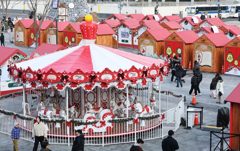 성탄절을 열흘 여 앞둔 14일 오후 서울 종로구 광화문광장을 찾은 시민들이 겨울동화 속 산타마을 콘셉트로 꾸며진 크리스마스 광화문 마켓을 둘러보고 있다. 산타마을 놀이광장과 마켓 빌리지 등 다양한 크리스마스 테마 공간으로 구성된 광화문 마켓은 오는 31일까지 진행된다. 2025.12.14/뉴스1 ⓒ News1 오대일 기자