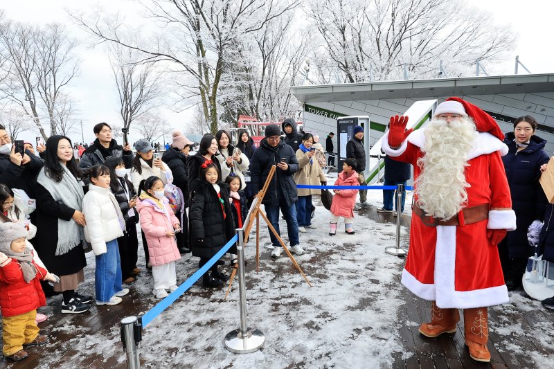 한국을 찾은 핀란드 공인 산타클로스가 14일 서울 중구 남산타워 앞에서 시민들과 인사를 나누고 있다. 2025.12.14/뉴스1 ⓒ News1 이호윤 기자