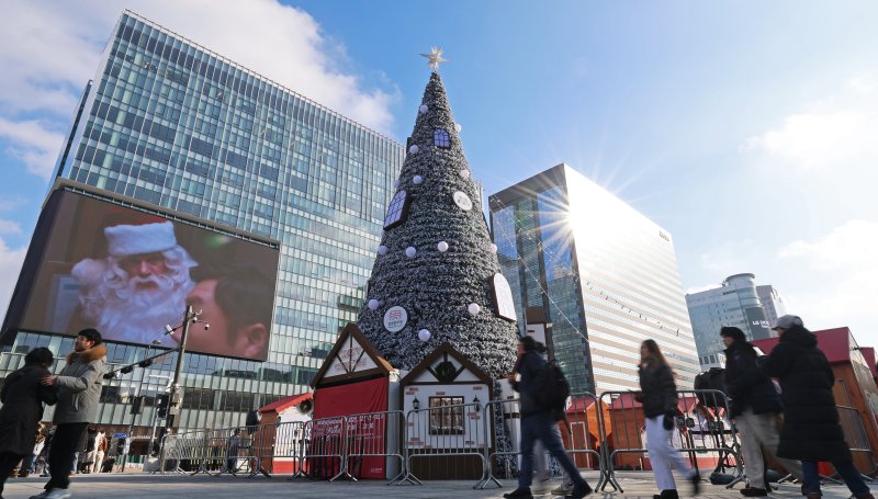 성탄절을 열흘 여 앞둔 14일 서울 종로구 광화문광장을 찾은 시민들이 겨울동화 속 산타마을 콘셉트로 꾸며진 크리스마스 광화문 마켓을 둘러보고 있다. 2025.12.14/뉴스1 ⓒ News1 오대일 기자
