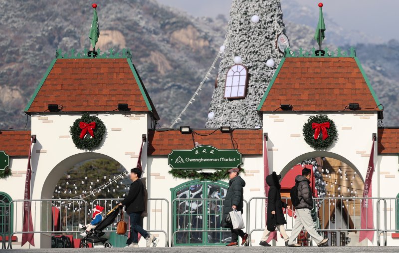 성탄절을 열흘 여 앞둔 14일 오후 서울 종로구 광화문광장에서 산타모자를 쓴 어린이가 동화 속 산타마을 콘셉트로 꾸며진 크리스마스 광화문 마켓을 둘러보고 있다. 2025.12.14/뉴스1 ⓒ News1 오대일 기자