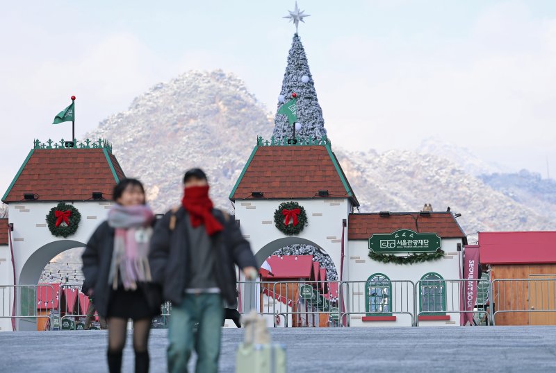 성탄절을 열흘 여 앞둔 14일 오후 서울 종로구 광화문광장을 찾은 시민들이 겨울동화 속 산타마을 콘셉트로 꾸며진 크리스마스 광화문 마켓을 둘러보고 있다. 2025.12.14/뉴스1 ⓒ News1 오대일 기자