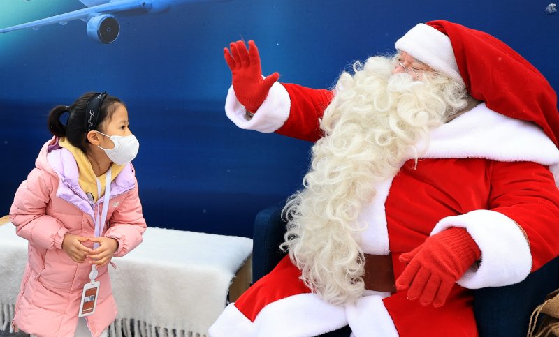 한국을 찾은 핀란드 공인 산타클로스가 14일 서울 중구 남산타워 앞에서 아이와 인사를 나누고 있다. 2025.12.14/뉴스1 ⓒ News1 이호윤 기자