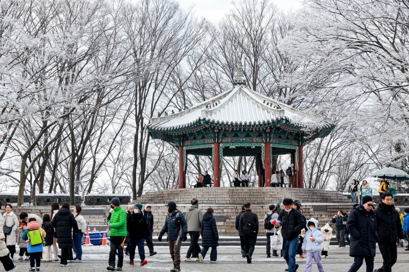 지난 밤 내린 눈이 쌓인 14일 서울 용산구 남산공원을 찾은 시민들이 겨울풍경을 만끽하고 있다. 2025.12.14/뉴스1 ⓒ News1 이호윤 기자