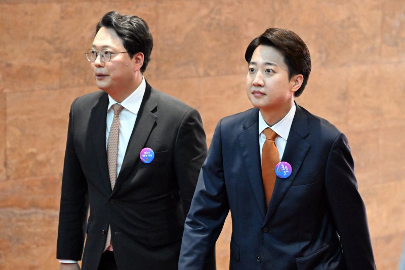 이준석 개혁신당 의원과 천하람 원내대표가 4일 서울 여의도 국회에서 열린 제21대 대통령 취임선서에 참석하고 있다. 2025.6.4/뉴스1 ⓒ News1 국회사진기자단