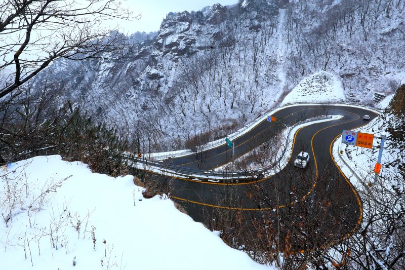 13일 기상청이 영서북부를 중심으로 대설주의보를 발효한 가운데 강원 인제군 한계령 일원에 많은 눈이 내려 쌓였다.(인제군 제공. 재판매 및 DB금지) 2025.12.13/뉴스1 ⓒ News1 이종재 기자