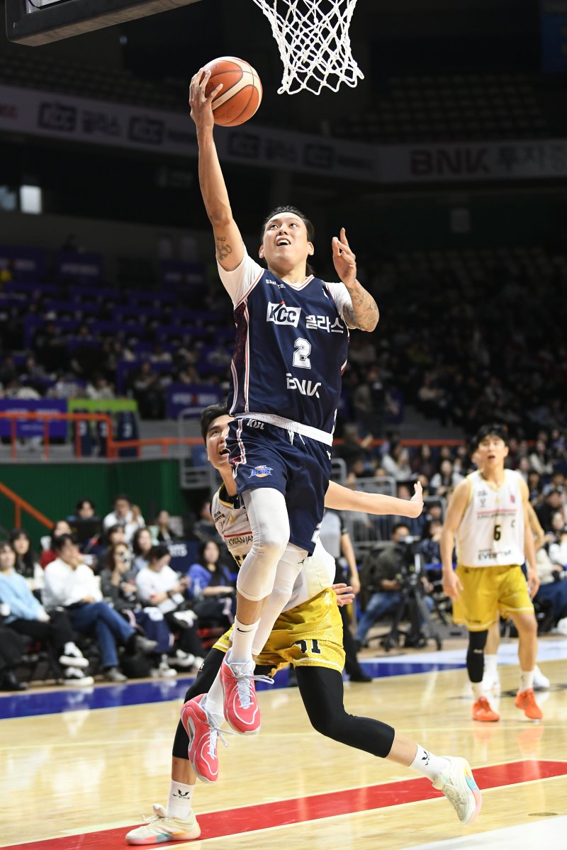 프로농구 KCC 최준용이 14일 정관장과 경기에서 레이업을 하고 있다.(KBL 제공)
