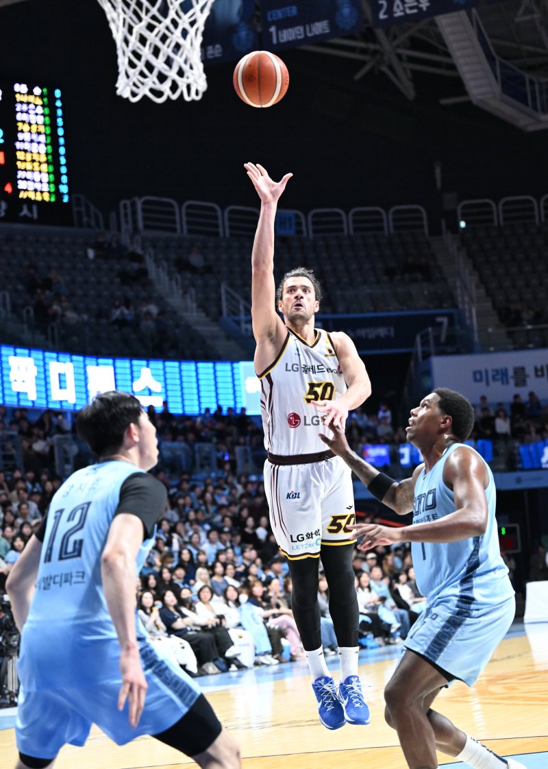 LG 마레이가 14일 소노와 경기에서 슛을 쏘고 있다.(KBL 제공)