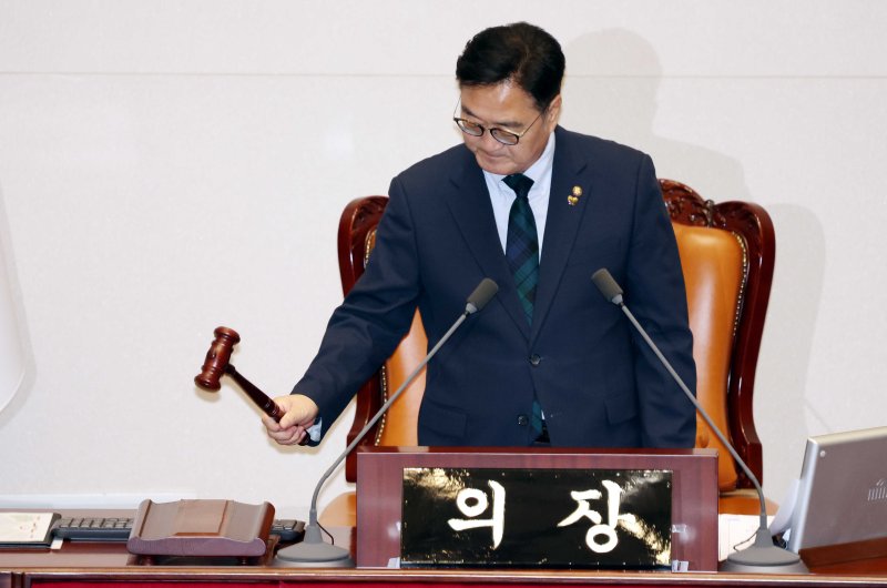 [서울=뉴시스] 조성봉 기자 = 우원식 국회의장이 지난 13일 오후 서울 여의도 국회에서 열린 본회의에서 은행법 일부개정법률안에 대한 수정안 가결을 선언하고 있다. 2025.12.13. suncho21@newsis.com