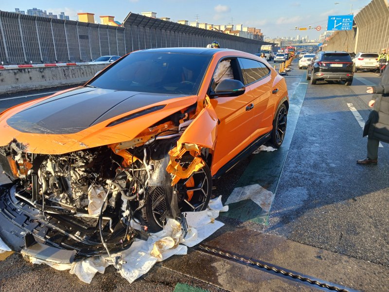 14일 오후 2시 32분쯤 인천시 미추홀구 도화동 인천대로 도화IC 인근에서 람보르기니 차량이 반대편 포르쉐와 포드 등 차량 3대를 들이 받았다.(인천소방본부 제공. 재배포 및 DB금지)2025.12.14/뉴스1 ⓒ News1 박소영 기자