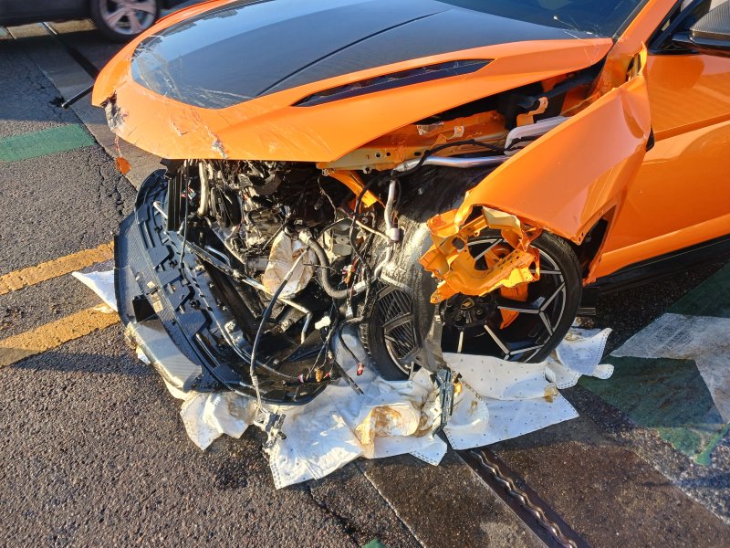 14일 오후 2시 32분쯤 인천시 미추홀구 도화동 인천대로 도화IC 인근에서 람보르기니 차량이 반대편에서 오던 포르쉐와 포드 등 차량 3대를 들이 받았다. 이 사고로 람보르기니 탑승자 2명 중 1명이 경상을 입었으며, 람보르기니와 포르쉐 차량에서 기름이 유출돼 왕복 4차로 중 2개 차로 통행이 통제되고 있다. 사진은 이날 사고 난 람보르기니 차량. 인천소방본부 제공.