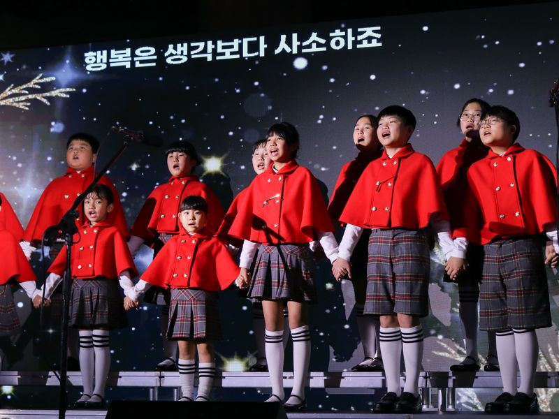 지난 13일 경기 성남 분당구 스마일게이트 캠퍼스에서 열린 '2025 희망나래 콘서트'에서 ‘하얀나래어린이합창단’이 희망스피커와 함께 공연을 펼치고 있다.