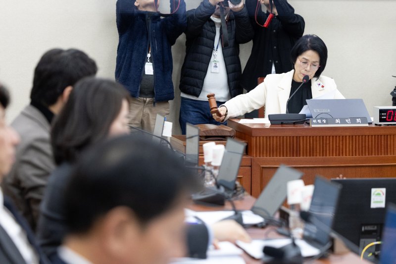 지난 10일 쿠팡의 개인정보 유출사건과 관련해 서울 여의도 국회에서 열린 제430회국회(임시회) 과학기술정보방송통신위원회 제1차 전체회의에서 최민희 위원장이 의사봉을 두드리고 있다. 2025.12.10/뉴스1 ⓒ News1 이승배 기자