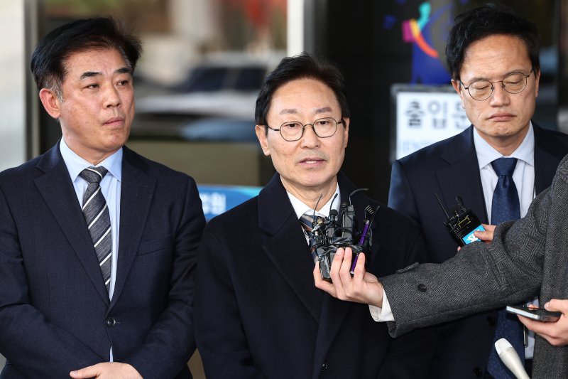 박범계 더불어민주당 의원이 지난달 28일 서울 양천구 남부지방법원에서 열린 국회 패스트트랙(신속처리안건) 충돌 사건 관련 결심 공판을 마치고 취재진에 입장을 밝히고 있다. 2025.11.28/뉴스1 ⓒ News1 김도우 기자