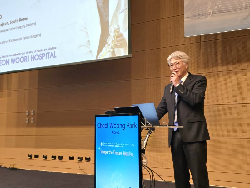 박철웅 대전우리병원 원장이 대만 가오슝 그랜드하이라이호텔에서 열린 '2025 대만내시경척추학술대회 연례회의'에 참석해 강연을 하고 있다. (대전우리병원 제공, 재판매 및 DB금지) / 뉴스1
