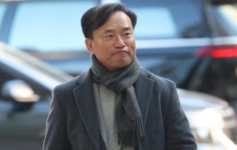 초대 방송미디어통신위원회 위원장 후보인 김종철 연세대 법학전문대학원 교수가 지난 4일 오전 경기도 과천시 정부과천청사 인근 청문회 준비 사무실로 출근하고 있다. 2025.12.4/뉴스1 ⓒ News1 김명섭 기자