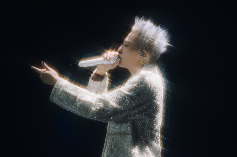 [고양=뉴시스] 지드래곤이 29일 오후 경기 고양 고양종합운동장에서 열린 '지드래곤 2025 월드 투어 [위버멘쉬] 인 코리아, 프레젠티드 바이 쿠팡 플레이'(G-DRAGON 2025 WORLD TOUR [Übermensch] IN KOREA, presented by Coupang Play)에서 퍼포먼스를 펼치고 있다. (사진 = 갤럭시 코퍼레이션 제공) 2025.03.30. photo@newsis.com *재판매 및 DB 금지