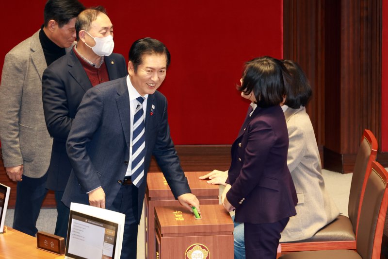 [서울=뉴시스] 고승민 기자 = 정청래 더불어민주당 대표 등 의원들이 14일 서울 여의도 국회에서 열린 본회의에서 필리버스터 종료 투표를 하고 있다. 2025.12.14. kkssmm99@newsis.com