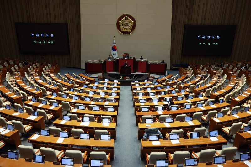 [서울=뉴시스] 고승민 기자 = 박덕흠 국민의힘 의원이 14일 서울 여의도 국회에서 열린 본회의에서 경찰관 직무집행법 일부개정안에 대한 무제한토론을 하고 있다. 2025.12.14. kkssmm99@newsis.com