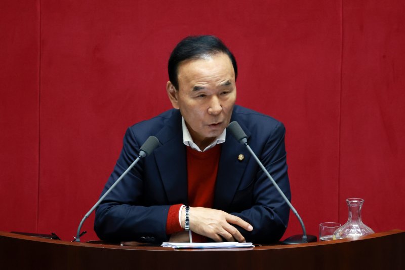 [서울=뉴시스] 고승민 기자 = 박덕흠 국민의힘 의원이 14일 서울 여의도 국회에서 열린 본회의에서 경찰관 직무집행법 일부개정안에 대한 무제한토론을 하고 있다. 2025.12.14. kkssmm99@newsis.com