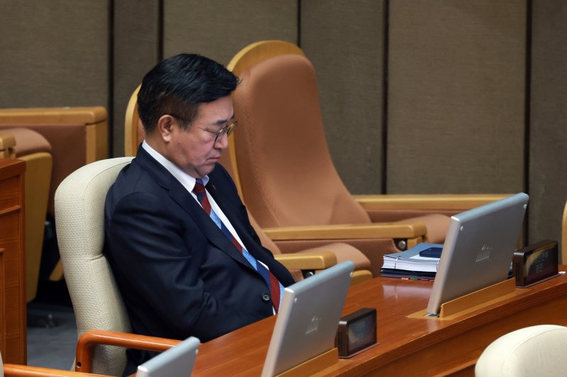 [서울=뉴시스] 고승민 기자 = 윤호중 행정안전부 장관이 14일 서울 여의도 국회에서 열린 본회의에서 박덕흠 국민의힘 의원의 경찰관 직무집행법 일부개정안에 대한 무제한토론을 듣고 있다. 2025.12.14. kkssmm99@newsis.com