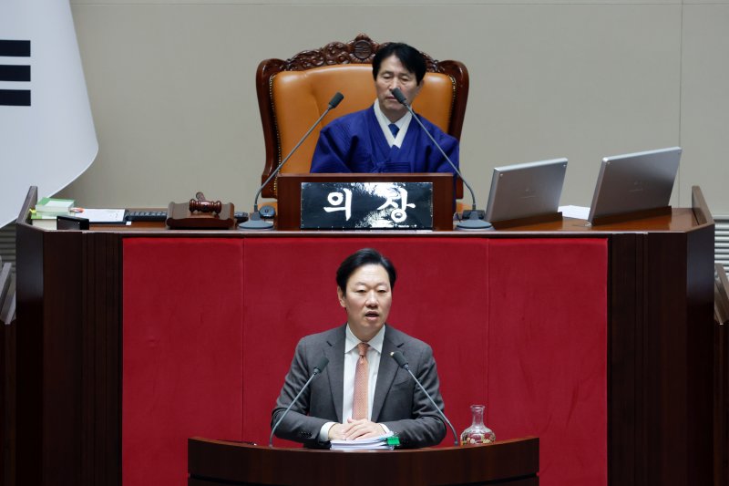 [서울=뉴시스] 고승민 기자 = 박수민 국민의힘 의원이 14일 서울 여의도 국회에서 열린 본회의에서 경찰관 직무직행법 일부개정법률안에 대한 무제한 토론을 하고 있다. 2025.12.14. kkssmm99@newsis.com