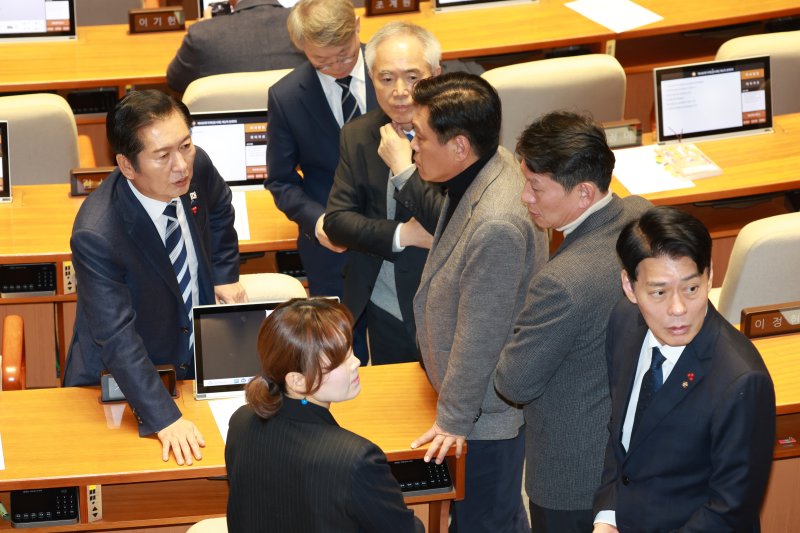 [서울=뉴시스] 고승민 기자 = 정청래 더불어민주당 대표가 14일 서울 여의도 국회에서 열린 본회의에서 조승래 등 의원들과 대화하고 있다. 2025.12.14. kkssmm99@newsis.com