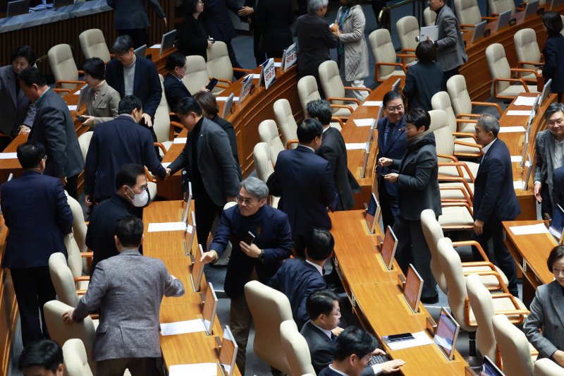 [서울=뉴시스] 고승민 기자 = 더불어민주당 의원들이 14일 서울 여의도 국회에서 열린 본회의에서 산회 후 인사하며 회의장을 나서고 있다. 2025.12.14. kkssmm99@newsis.com