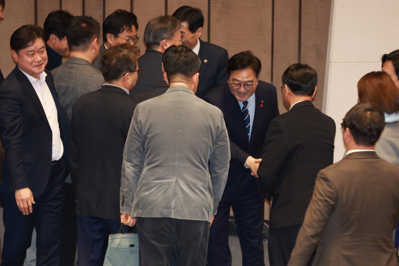 [서울=뉴시스] 고승민 기자 = 우원식 국회의장이 14일 서울 여의도 국회에서 열린 본회의에서 경찰관 직부집행법 일부개정안을 통과시킨 뒤 산회 후 의원들과 인사하고 있다. 2025.12.14. kkssmm99@newsis.com